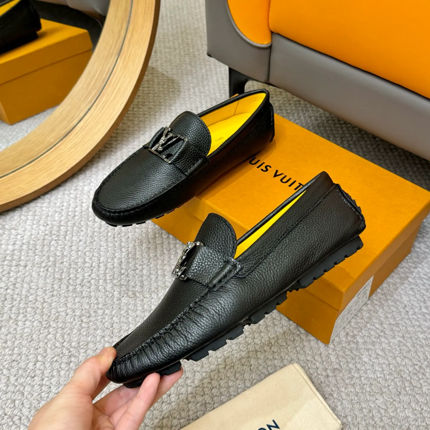 Men's men's shoes 💰420 (Yangli) LV 2⃣️0⃣️2⃣️5️⃣Spring and summer counter GLORIA series models ✈️Original factory special leather production, original last type. A classic driving slip-on casual shoe that shows an elegant style with exquisite craftsmanship details such as Monogram embossing all over the upper🌀Italian imported calfskin fabric Sheepskin foot pads➕Inside～Private mold replica sole Unique style Comfortable driving slip-on Size: 4-12 (38-46) Comes with [Counter packaging: original box, wrapping paper, card, instruction manual, shoehorn, cloth bag] No pressure to enter and leave the counter!